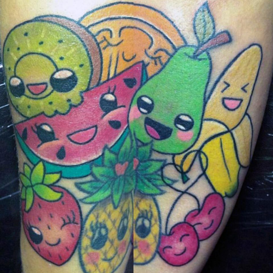 Tattoo de frutas alegres a color