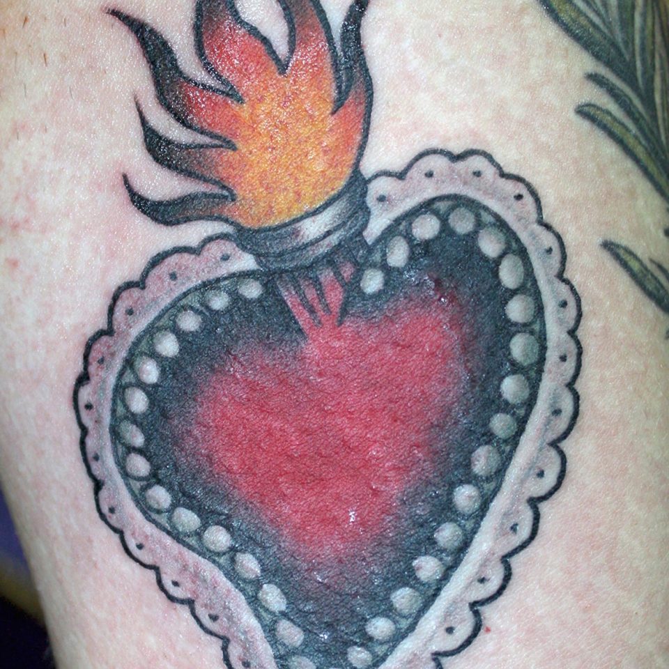 Tattoo corazón sagrado tradicional a color
