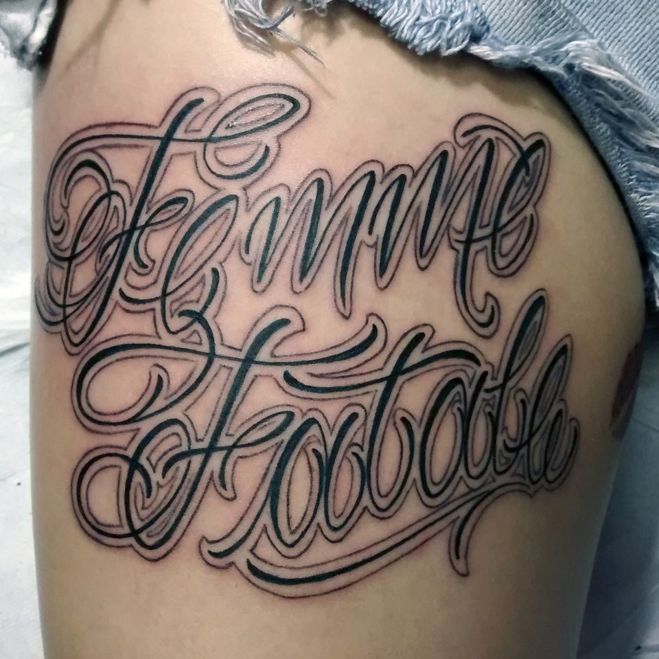 Tattoo lettering Femme Fatale en blanco y negro