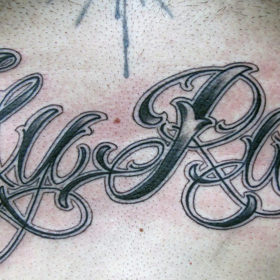 Tattoo rules lettering en blanco y negro
