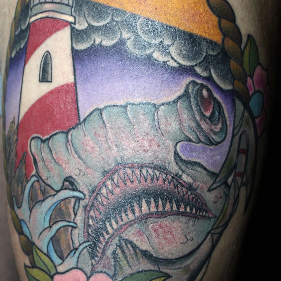 Tattoo tiburón tradicional en color